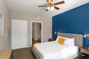 een slaapkamer met een bed met een blauwe accentmuur bij Trendy Place to Stay in Downtown next to Convention Center in Dallas