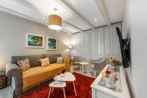 una sala de estar con un sofá y una mesa en Villa Amoroza Cavtat, en Cavtat