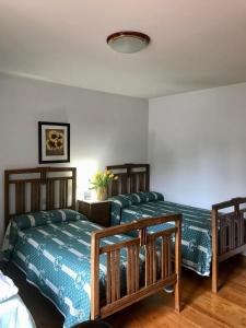 1 dormitorio con 2 camas y lámpara en Elsoto en Quintana del Pidio