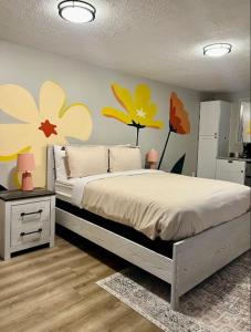 a bedroom with a bed with flowers on the wall at Wildflower Room At The Trailblazer Unit 13 in Townsend