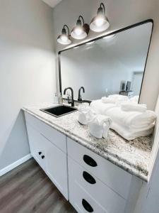 een badkamer met een wastafel en een spiegel bij Wildflower Room At The Trailblazer Unit 13 in Townsend