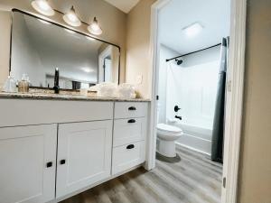 een badkamer met een wastafel, een toilet en een spiegel bij Wildflower Room At The Trailblazer Unit 13 in Townsend
