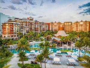 カンクンにあるVilla del Palmar Cancun Luxury Beach Resort & Spaのプールとヤシの木があるリゾートの空中ビュー