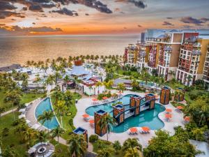 une vue aérienne d'un complexe avec piscine dans l'établissement Villa del Palmar Cancun Luxury Beach Resort & Spa, à Cancún