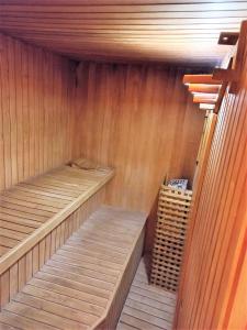 聖拉斐爾的住宿－Colorina Complejo Residencial，一间设有木墙和两个木制架子的桑拿浴室