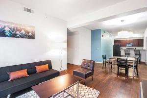 Istumisnurk majutusasutuses Relaxing 3BR Apartment With Pool & Wifi
