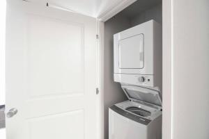 Zimmer mit einer Waschmaschine und einer Mikrowelle in der Unterkunft Spacious 2BR Apt in the Heart of Greeley with Pool in Greeley