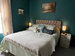 En eller flere senge i et værelse på Robin’s Hollow: 2BD Home Near Wrexham AFC