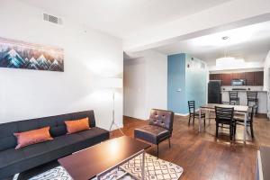 ein Wohnzimmer mit einem Sofa und einem Tisch in der Unterkunft Private 2Bdrm Apartment Convenient to All in Greeley