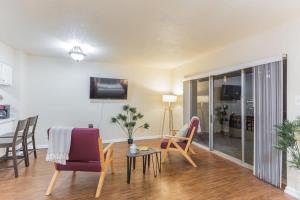 een woonkamer met stoelen en een eetkamer bij Affordable downtown Memphis apartment w views in Memphis