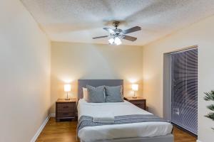 een slaapkamer met een bed en een plafondventilator bij Affordable Memphis Apartment Near Top Restaurants in Memphis