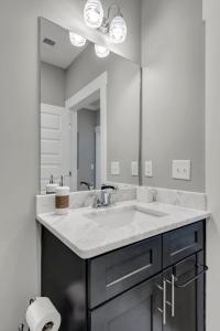 ein Badezimmer mit einem Waschbecken und einem großen Spiegel in der Unterkunft New Nations Condo Walk to Brewery 5 Min to Downtown in Nashville