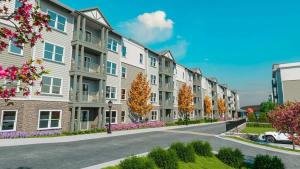 una fila de edificios de apartamentos en una calle en 1 mi to DT and near Death Valley great amenities en Clemson