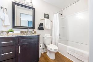 een badkamer met een toilet, een wastafel en een douche bij The Lofts at Cherry DT w Amenities in Macon