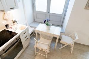 A kitchen or kitchenette at Casa vacanze La Scala d'Oro