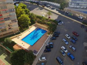 widok z powietrza na parking z basenem w obiekcie Don Miguel 1-Fincas Benidorm w mieście Benidorm +17 zdjęć