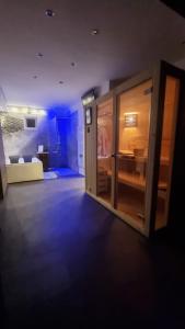 コステルマーノにあるRelais Villa Oliviのベッドルーム1室(ベッド1台付)、ガラスドアが備わる客室です。