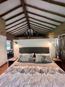 Postel nebo postele na pokoji v ubytování Hermosa cabaña campestre con piscina y lago + 26 fotografií