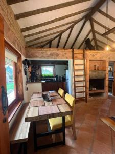 TV a/nebo společenská místnost v ubytování Hermosa cabaña campestre con piscina y lago