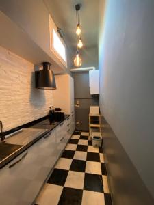 una cucina con pavimento a scacchi in bianco e nero di Esposizione Roof a Roma