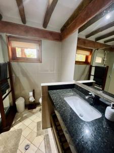 Koupelna v ubytování Hermosa cabaña campestre con piscina y lago