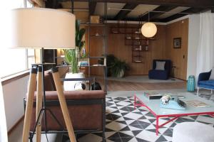 a living room with a lamp and a table at Amazing Vintage Apartment in Centro Internacional RColon 601 in Bogotá