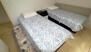 2 camas individuales en una habitación con alfombra en 1006 - Apartamento com vista para o mar, en Bombinhas