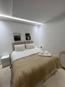 een witte slaapkamer met een groot bed in een kamer bij La Perle de Tétouan in Tetouan