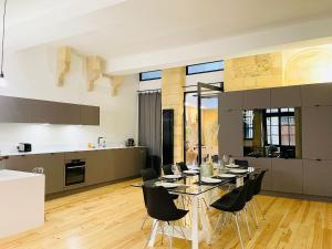 una cucina e una sala da pranzo con tavolo e sedie di Loft Bordelais a Bordeaux