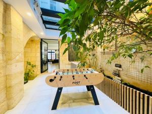 una tavola da surf seduta sopra un tavolo in una stanza di Loft Bordelais a Bordeaux