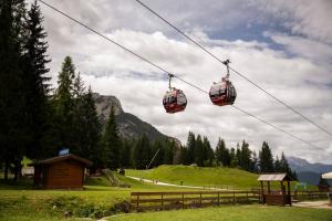 two cable cars on a ski lift in the mountains at Chalet Le Grazie in Le Grazie
