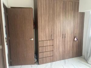 um armário de madeira com uma porta de madeira num quarto em apartamento vivalto em Cidade do México