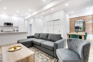 - un salon avec un canapé et une table dans l'établissement Modern & Bright 3BR with Sofabed in Mile-End, à Montréal