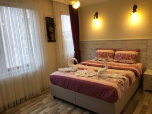 sypialnia z 2 łabędzami na łóżku w obiekcie Metropol suite w Stambule