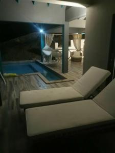 Bazén v ubytování Sugar Moon, spectacular Antiguan Villa with pool nebo v jeho okolí