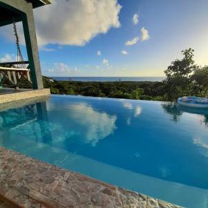 בריכת השחייה שנמצאת ב-Sugar Moon, spectacular Antiguan Villa with pool או באזור