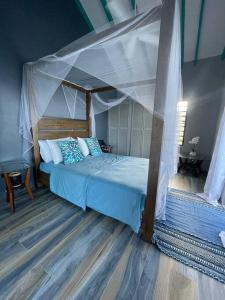 Un pat sau paturi într-o cameră la Sugar Moon, spectacular Antiguan Villa with pool