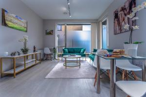 A seating area at Chic 1BR with Garden View in Central Bristol