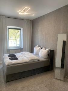 1 dormitorio con 1 cama grande y ventana en neue,zentrale Wohnung in Bamberg mit kostenfreien Parkplätzen in Nähe, en Bamberg