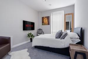A television and/or entertainment centre at Chic 1BR with Garden View in Central Bristol