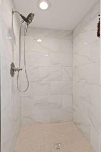 una doccia con soffione in un bagno di Cozy Speedway Basement a Indianapolis Altre 9 foto