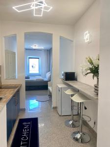 a kitchen with a counter and stools in a room at Gemütliches Bamberger Apartment im 1ten Obergeschoss in Bamberg