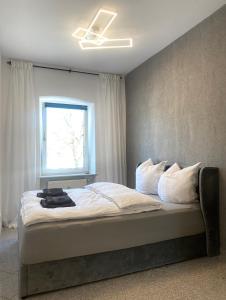 1 dormitorio con 1 cama con sábanas blancas y ventana en neue,zentrale Wohnung in Bamberg mit kostenfreien Parkplätzen in Nähe, en Bamberg
