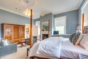ein Schlafzimmer mit blauen Wänden und einem großen Bett in der Unterkunft Milledgeville Home with Fire Pit and Pond Access! in Milledgeville