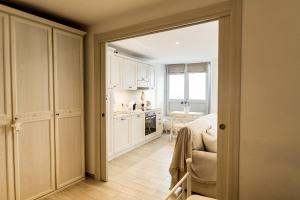 A kitchen or kitchenette at Casa vacanze La Scala d'Oro