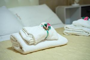 drie handdoeken zittend op een bed in een kamer bij Mary Maira in Siracusa