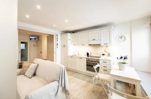 A kitchen or kitchenette at Casa vacanze La Scala d'Oro