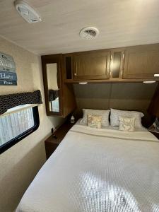 ein Schlafzimmer mit einem Bett in einem Wohnwagen in der Unterkunft RV Paradise on the Wheels at Clearwater Beaches in Largo