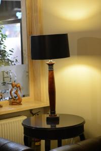una lámpara sobre una mesa en Central Hotel en Paralia Katerinis