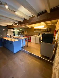 een grote keuken met een blauw eiland in een kamer bij MAS DE JOUAS Rocamadour in Saint-Rémy